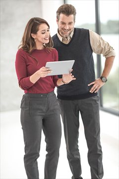 To personer ser sammen på en tablet